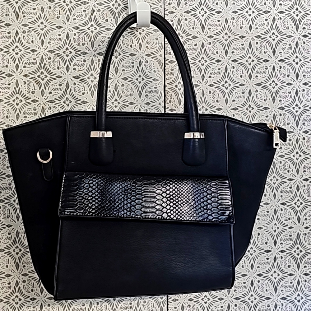 Studio Collection black zippered vegan leather purse front compartment